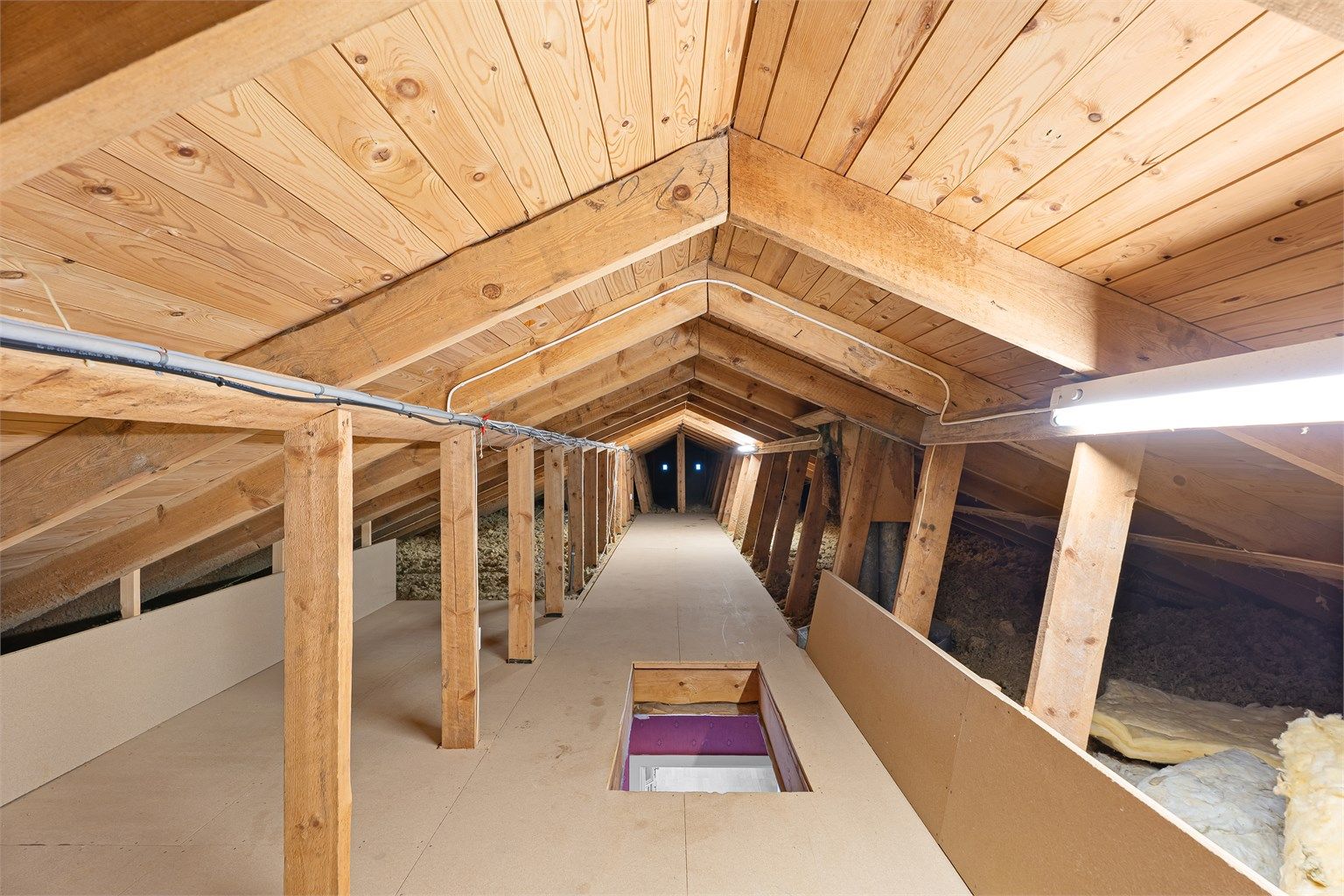 Stort kaldtloft, med god plass til lagring.