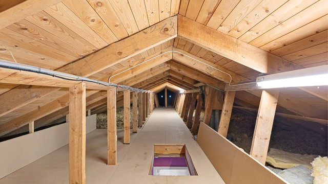 Stort kaldtloft, med god plass til lagring.