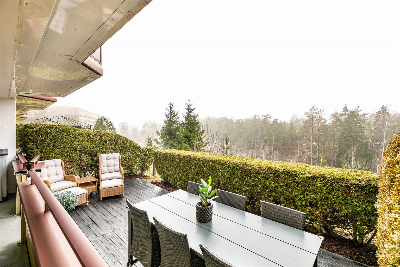 Sommerstid kommer solen først til plattingen fra tidlig ettermiddag og varer nærmest frem til den går ned.