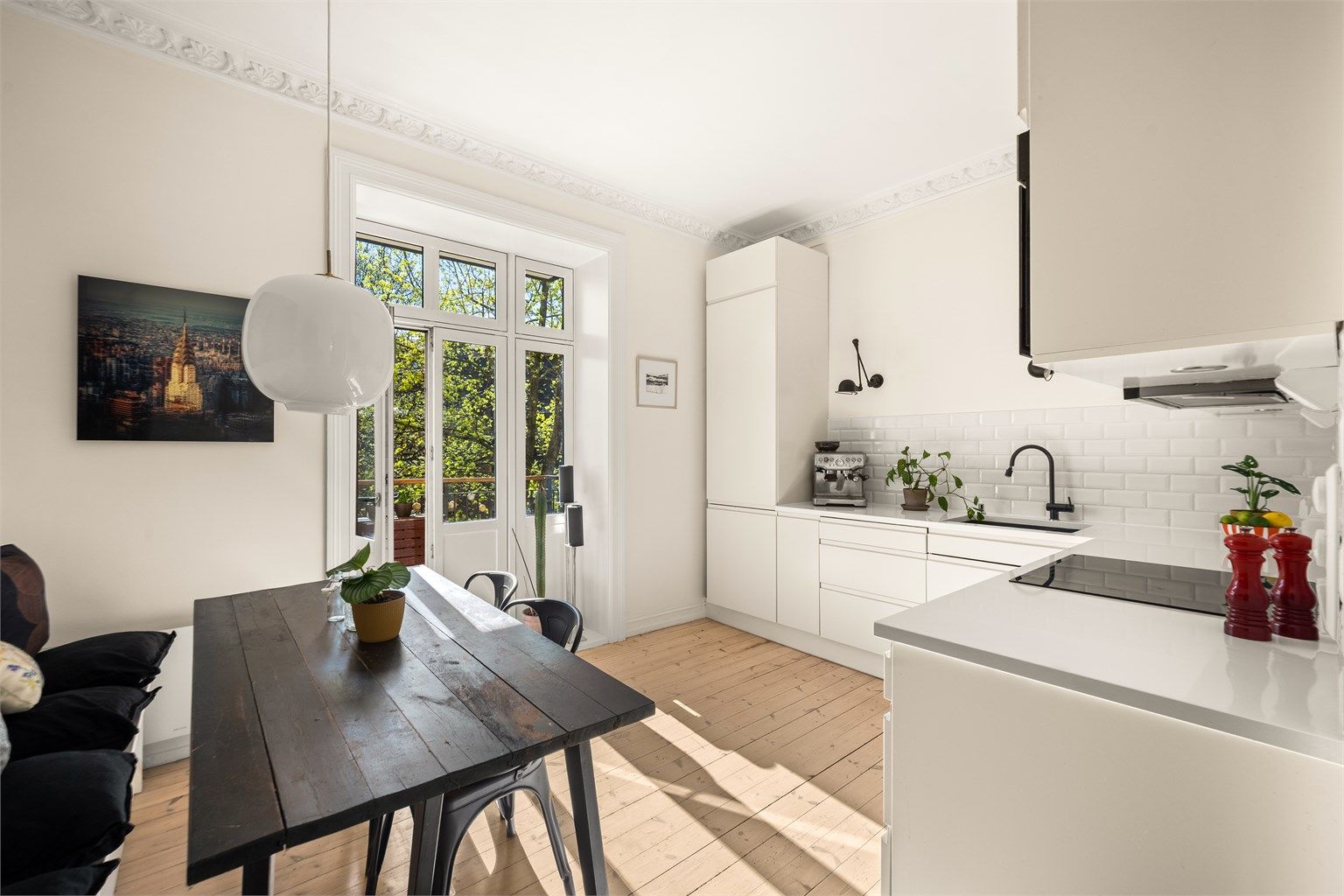 Leiligheten ligger i en sjarmerende bygård fra 1898, kjent som Thorbjørn Egners barndomshjem. Foto: Martine Eren Studio