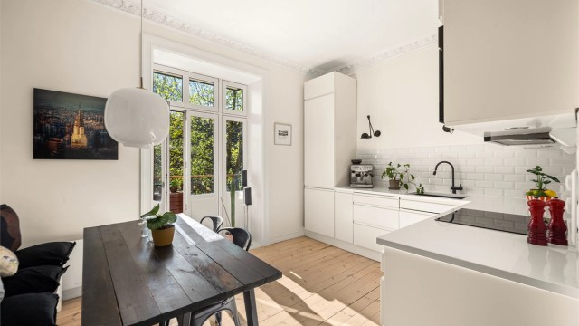 Leiligheten ligger i en sjarmerende bygård fra 1898, kjent som Thorbjørn Egners barndomshjem. Foto: Martine Eren Studio