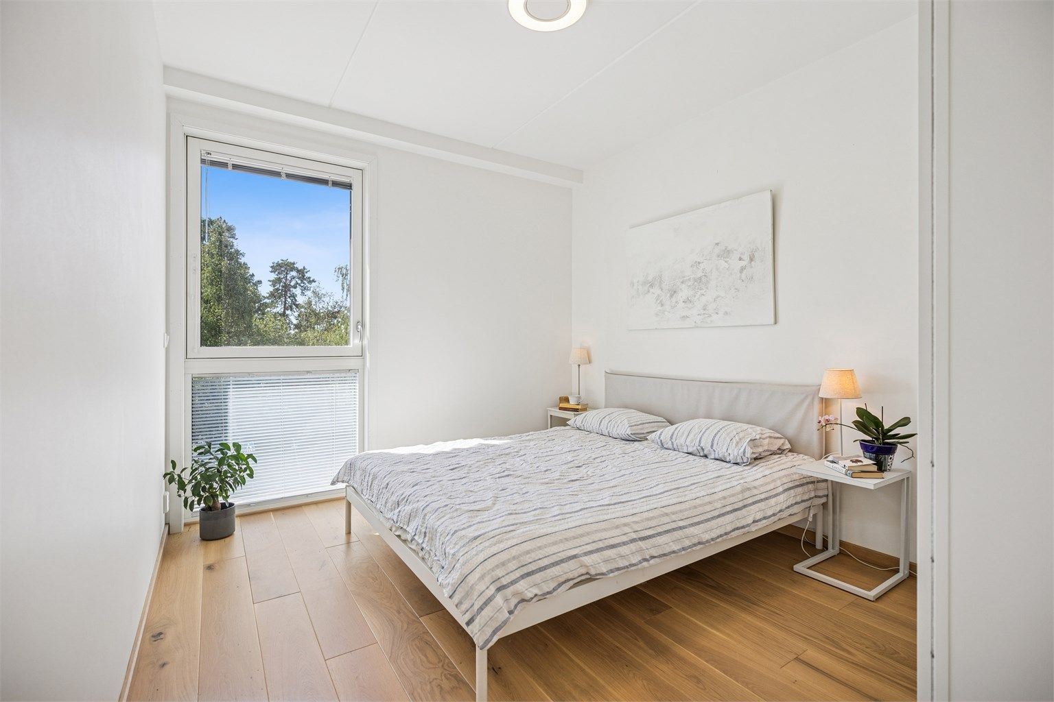 Rommet har god plass til dobbeltseng, stort garderobeskap og nattbord.