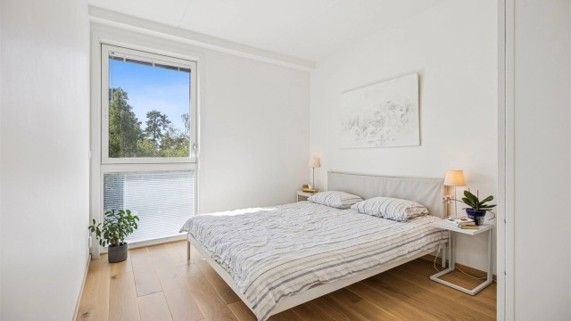 Rommet har god plass til dobbeltseng, stort garderobeskap og nattbord.