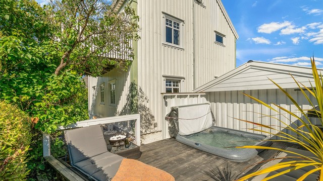 Terrassen ligger skjermet mellom boligen og den frodige vegetasjonen – en lun og hyggelig uteplass.