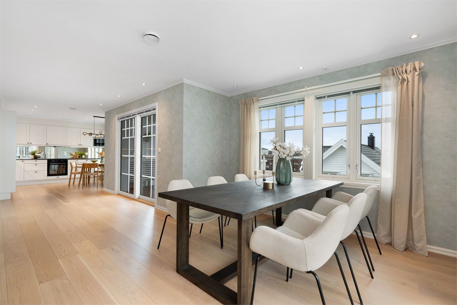 Mitt i rommet er det skyvedører ut til balkong