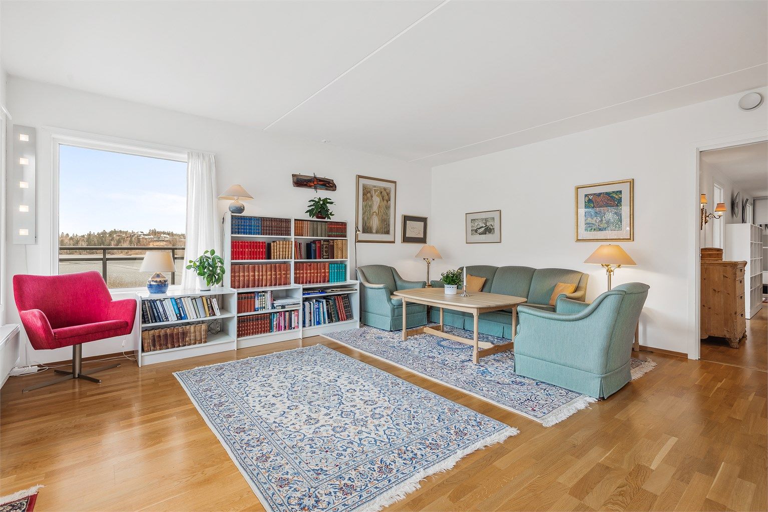 I stuen er det flere møbleringsmuligheter. Her er det plass til sittegruppe og TV-område. Flott utsikt mot Gjellumvannet.