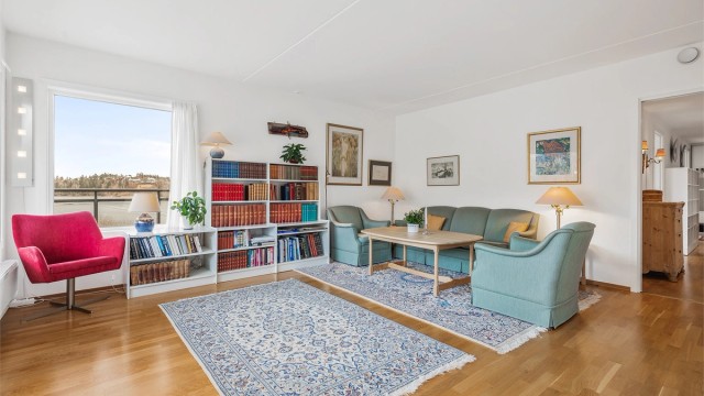 I stuen er det flere møbleringsmuligheter. Her er det plass til sittegruppe og TV-område. Flott utsikt mot Gjellumvannet.