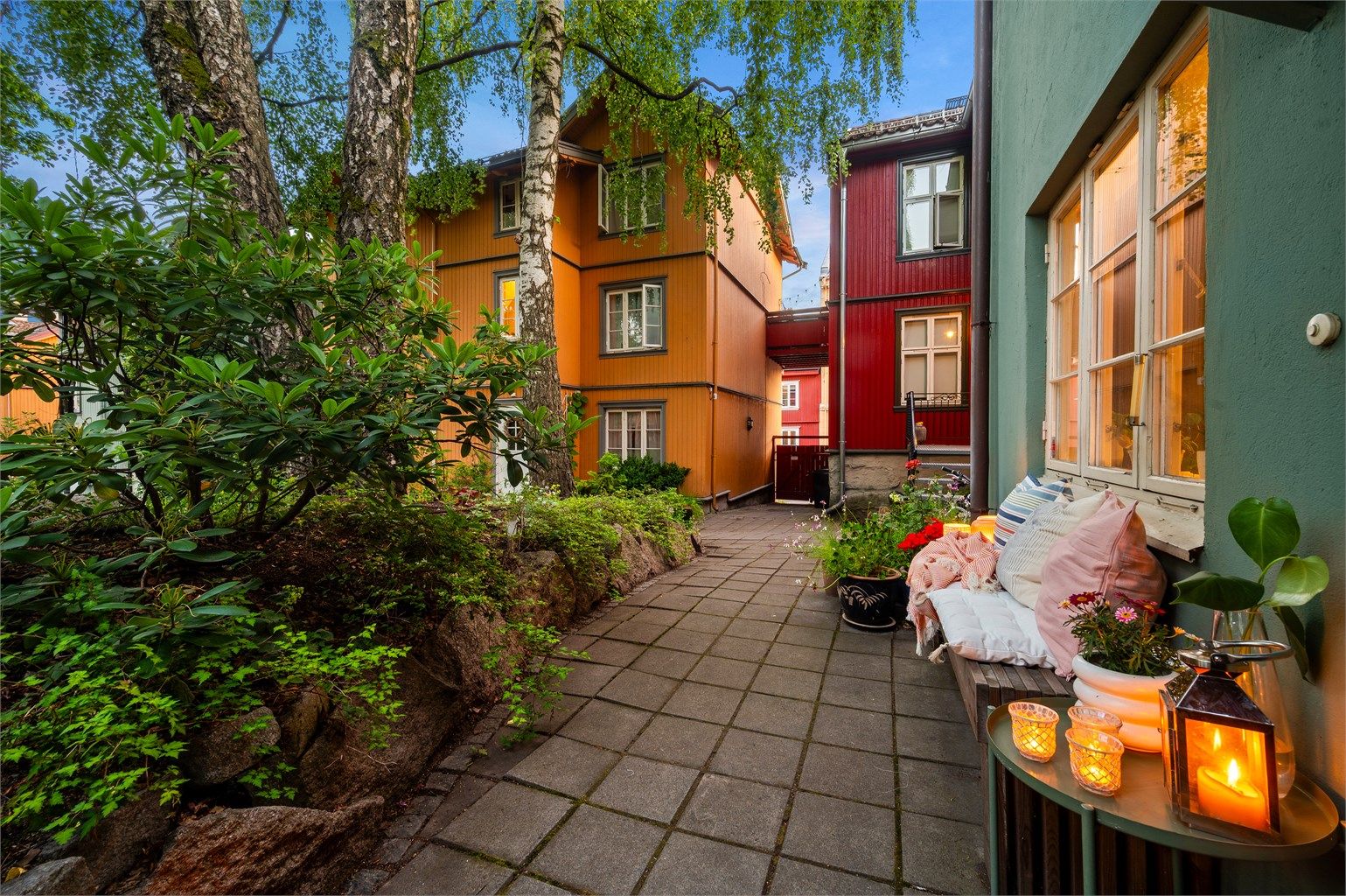 Bakgården er pent opparbeidet og lukket mot gaten. Rett og slett en fredelig oase. 