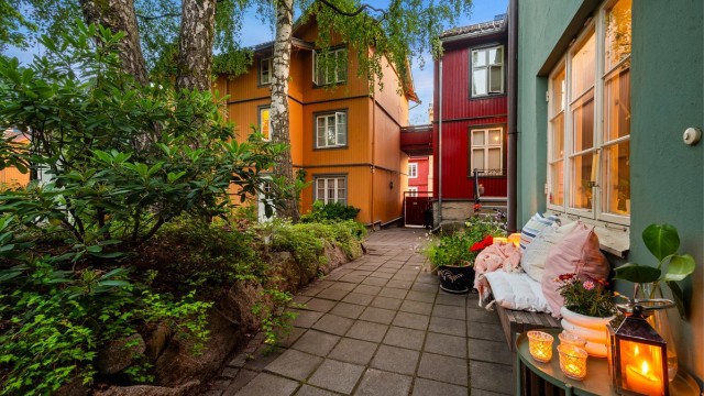 Bakgården er pent opparbeidet og lukket mot gaten. Rett og slett en fredelig oase.