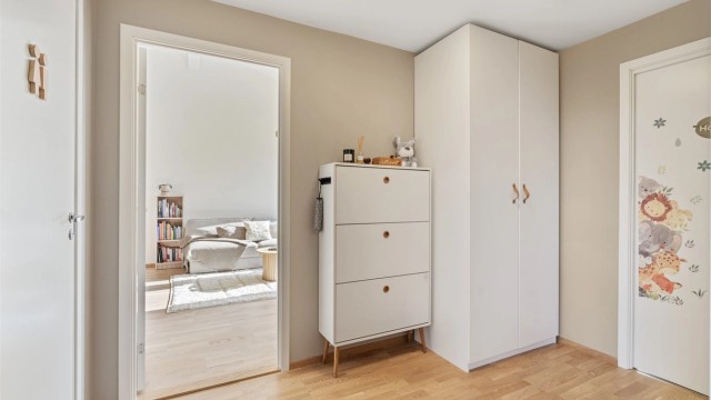 Entréen har plass til yttertøy og sko, og gir tilgang til alle rom i leiligheten.