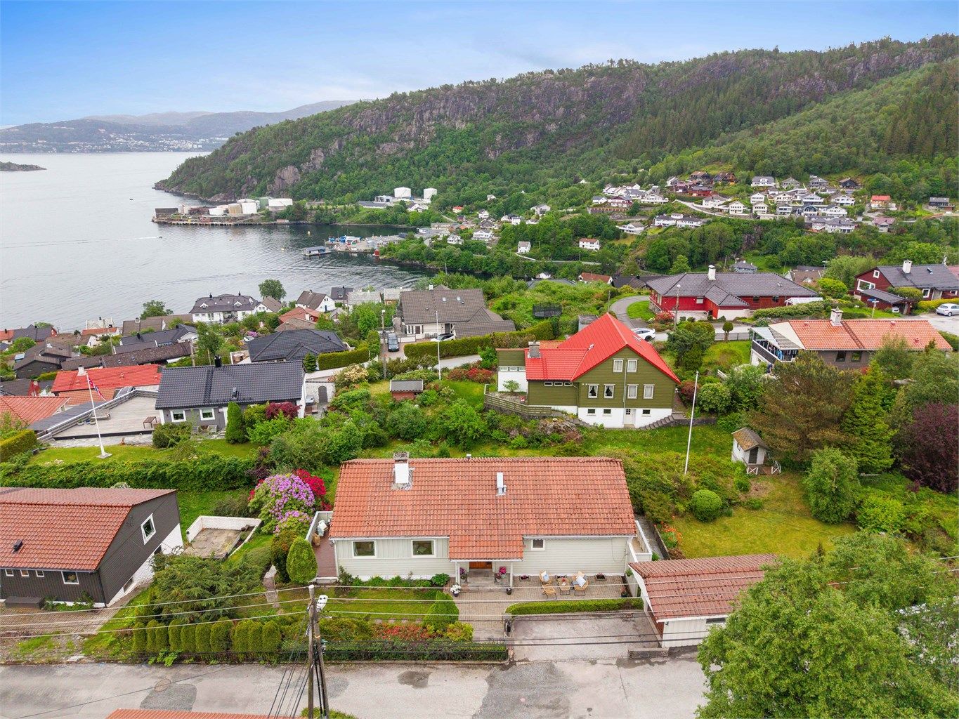 Selger har nylig skilt ut og solgt en tomt på høyre side av boligen hvor det er prosjektert en enebolig med garasje