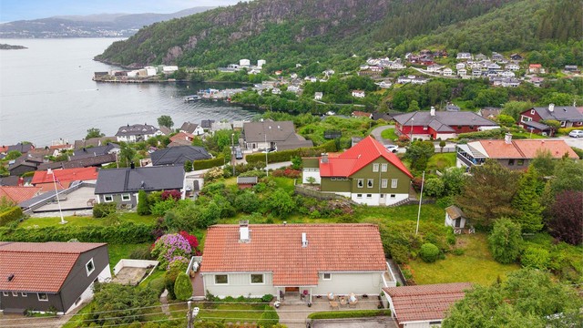 Selger har nylig skilt ut og solgt en tomt på høyre side av boligen hvor det er prosjektert en enebolig med garasje
