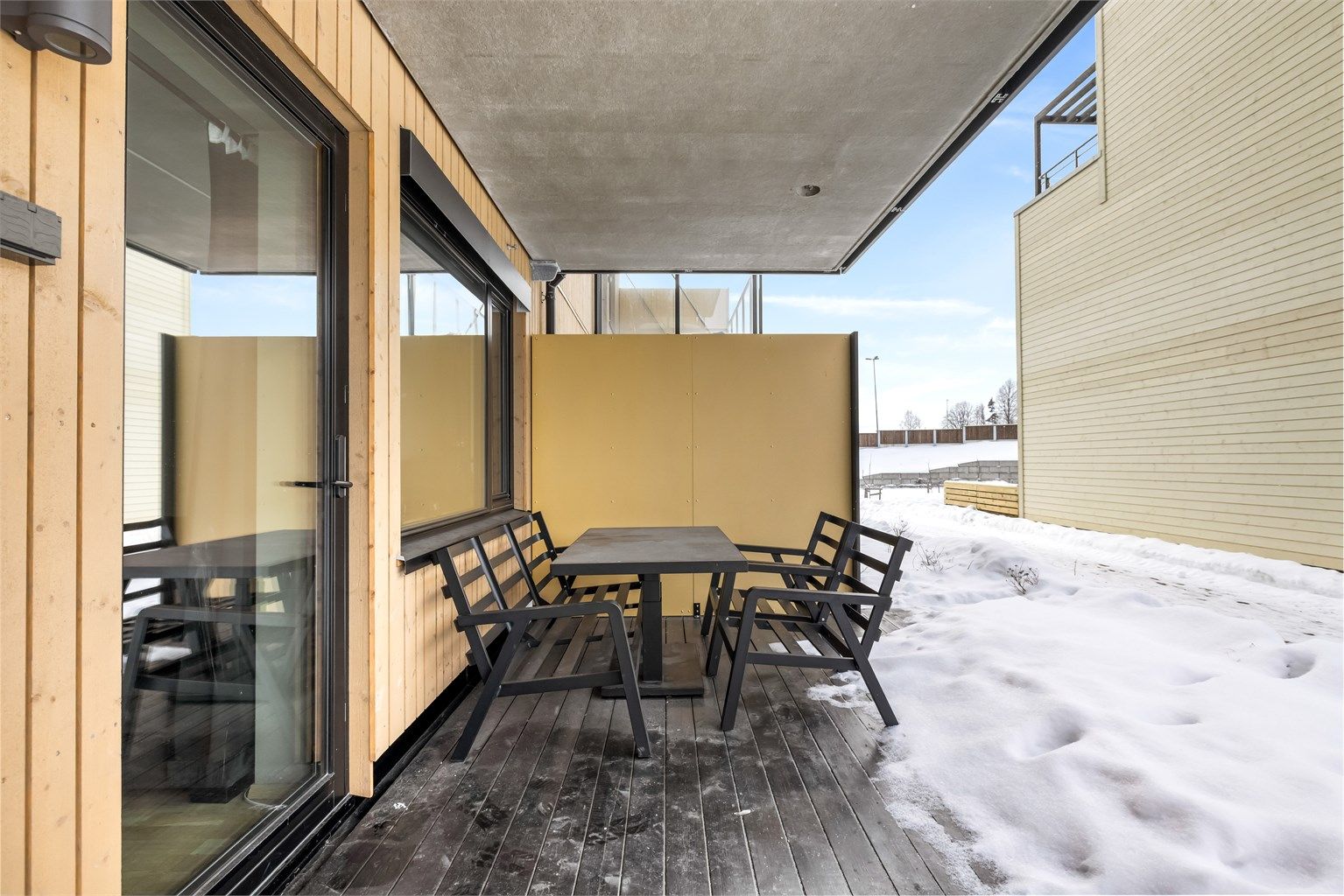 Romslig og delvis overbygget markterrasse på 20 m².