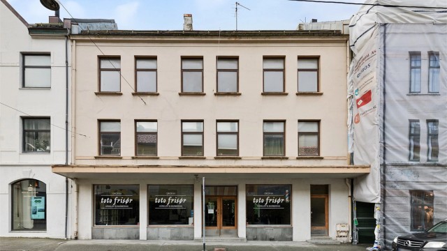 Krogsveen Sunnmøre v/EIendomsmegler Christian Nogva Aarseth har gleden av å presentere Keiser Wilhelms gate 42! En klassisk bygård fra 1905 som rommer næringslokale i første etasje og to romslige leiligheter i etasjene over.