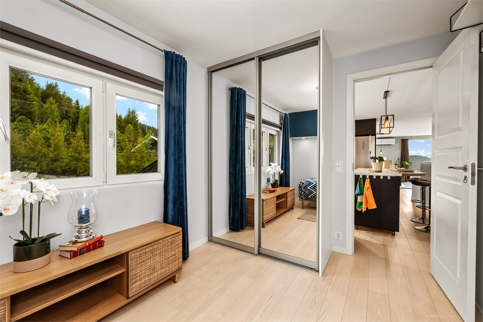 Skyvedørsgarderobe med speilfronter gir rikelig med oppbevaringsplass.