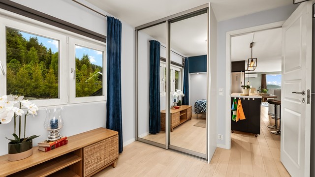 Skyvedørsgarderobe med speilfronter gir rikelig med oppbevaringsplass.