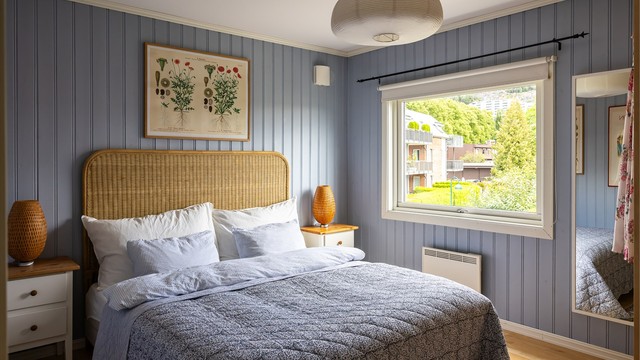 Hovedsoverommet har en lun fargepalett og grønt utsyn mot Grefsenåsen