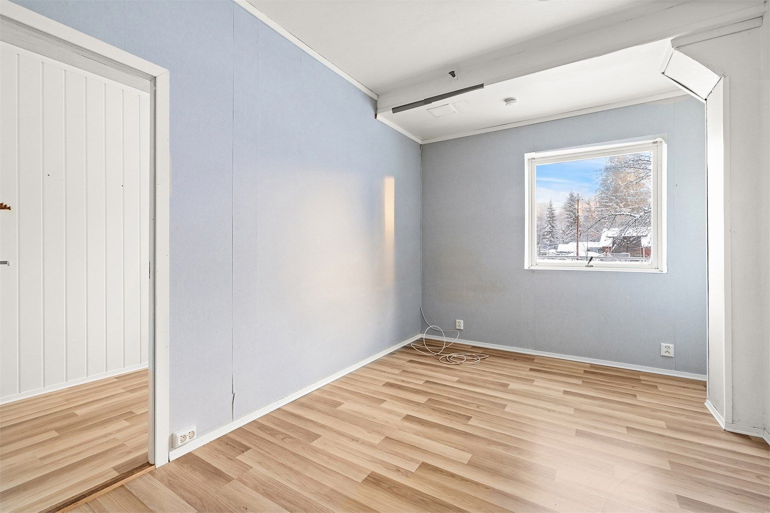 Soverom i leilighet i u.etg. NB! Leilighet er ikke byggemeldt og godkjent og er da ikke godkjent til sitt bruk og varig opphold, dog er lokalet godkjent til kontorlokaler.