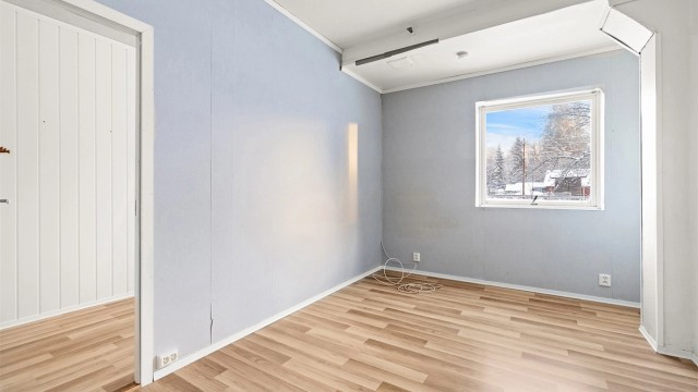 Soverom i leilighet i u.etg. NB! Leilighet er ikke byggemeldt og godkjent og er da ikke godkjent til sitt bruk og varig opphold, dog er lokalet godkjent til kontorlokaler.