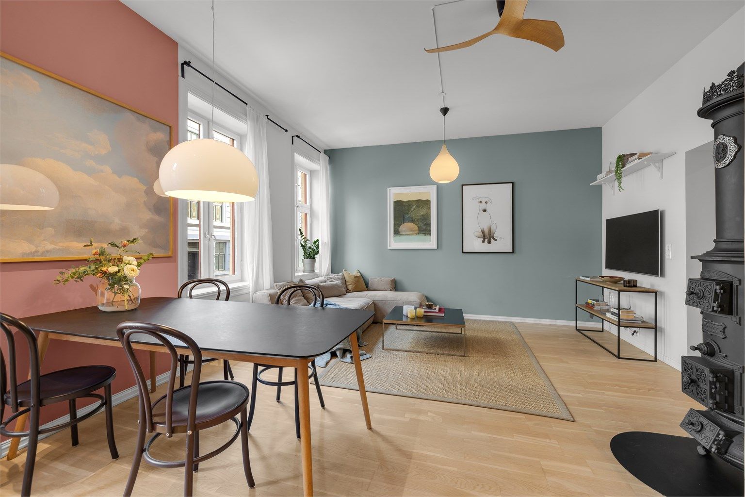 Dette er en lekker og innbydende 3-roms leilighet med supersentral beliggenhet på beste løkka.