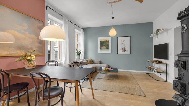 Dette er en lekker og innbydende 3-roms leilighet med supersentral beliggenhet på beste løkka.