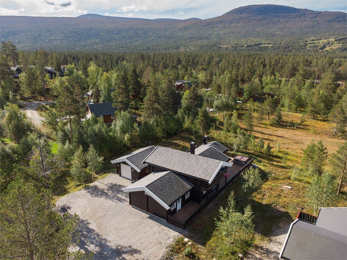 Innholdsrik Thøringhytte med oppstugu, frittstående garasje og usjenert beliggenhet.
Foto: [Fotograf eller fotofirma]