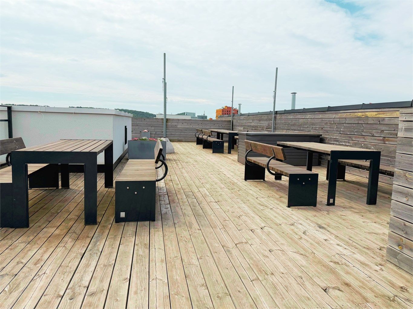 Takterrassen er møblert med flere sittegrupper og har flott utsikt over nærområdet. (Selgers bilde)