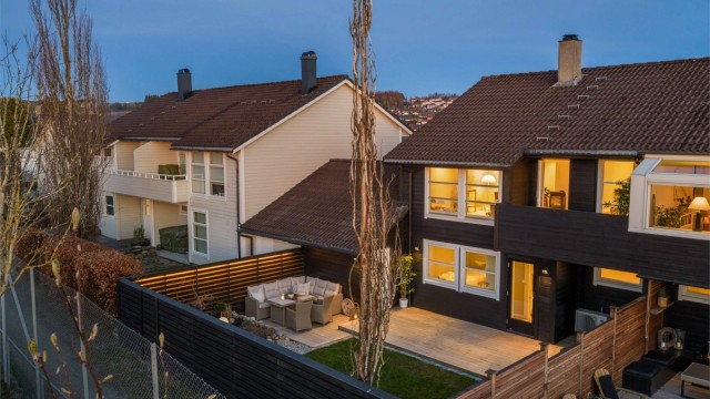 Krogsveen avd Sandnes v/ Tom Christer Hovde, har her gleden av å invitere til Bolmestykket 15. En virkelig gjennomført og oppgradert vert.delt bolig. Uteareal er like lekre som boligen er innvendig og er i tillegg innflytningsklar.
Foto: Martin Nordbø