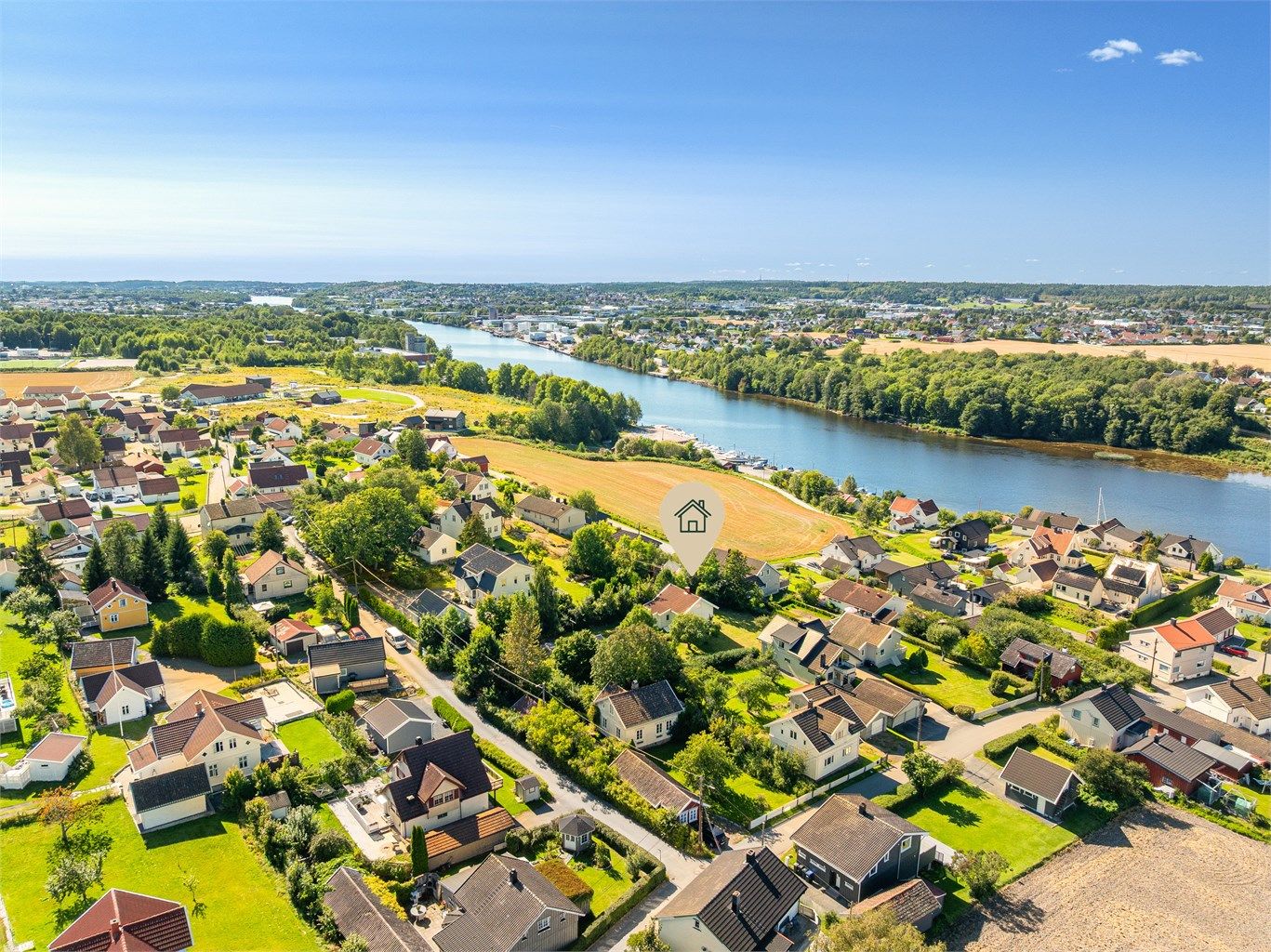 Blant veletablert bebyggelse på Torpeberget ligger den lille, hvitmalte eneboligen i Krokveien 11 med over 110 år lang historie.