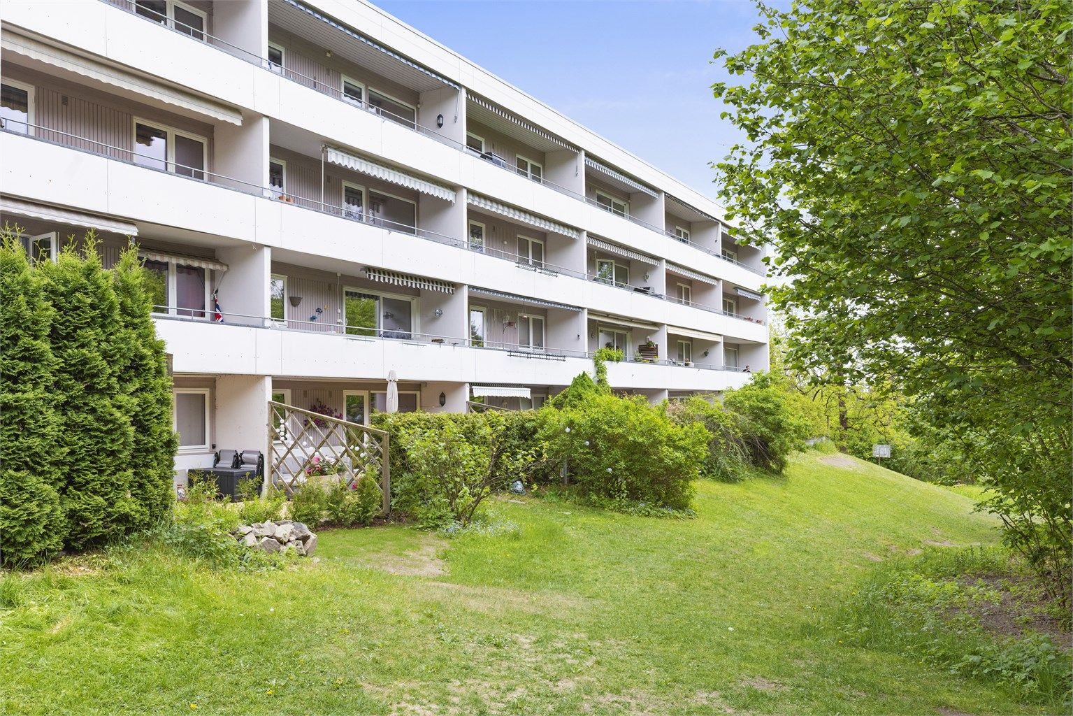 Ettertraktet 2-roms på bakkeplan med stor terrasse med gode solforhold og utgang til grønne fellesareal - Ingen dok.avgift/forkjøpsrett.