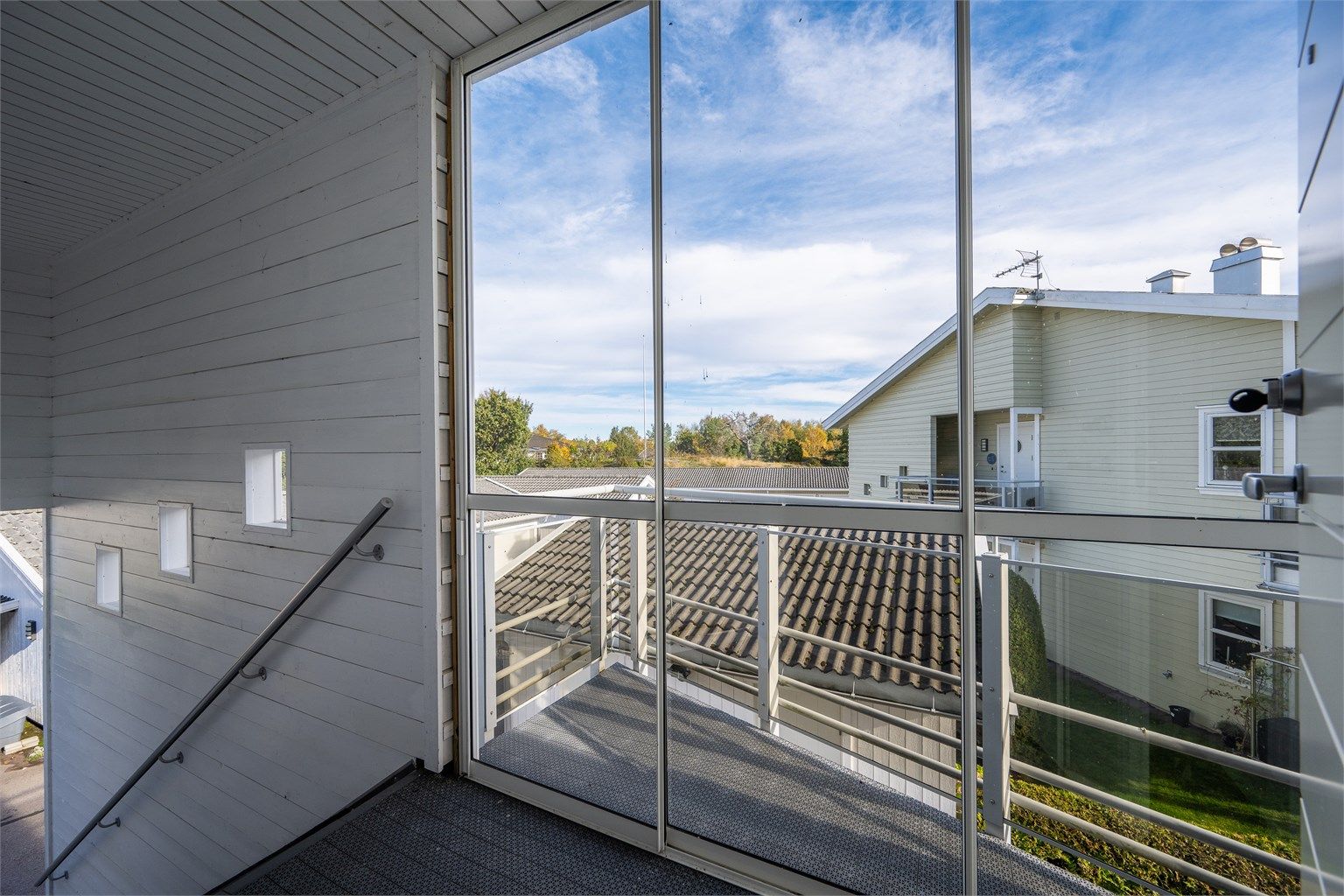 Adkomsten skjer via en utvendig trapp som kun leder opp til denne leiligheten, og gir en følelse av privat inngang. 