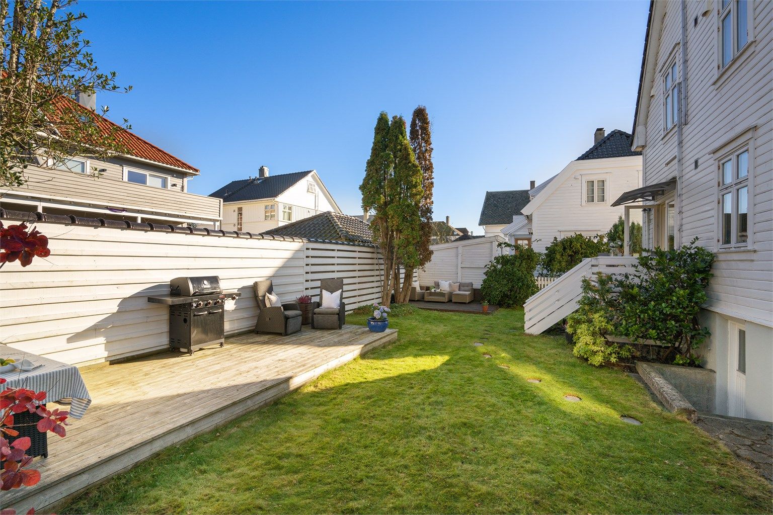 Felleshage har to terrasseplattinger, slik at man kan flytte seg mellom sitteplassene etter solforholdene.

