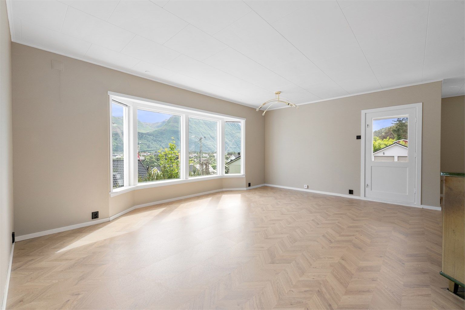 Fra stuen er det direkte utgang til en sørvendt terrasse på 16 m².