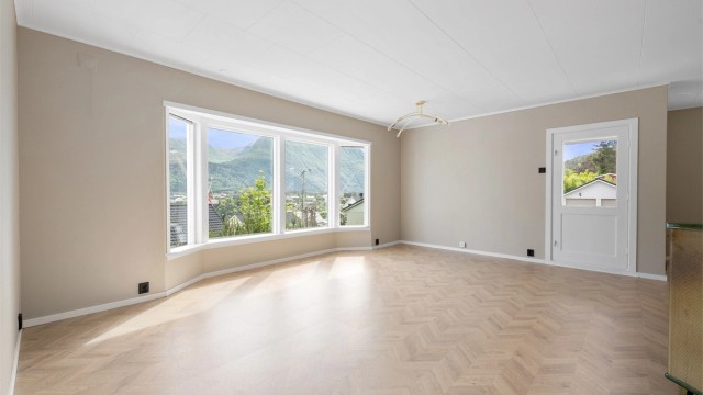 Fra stuen er det direkte utgang til en sørvendt terrasse på 16 m².