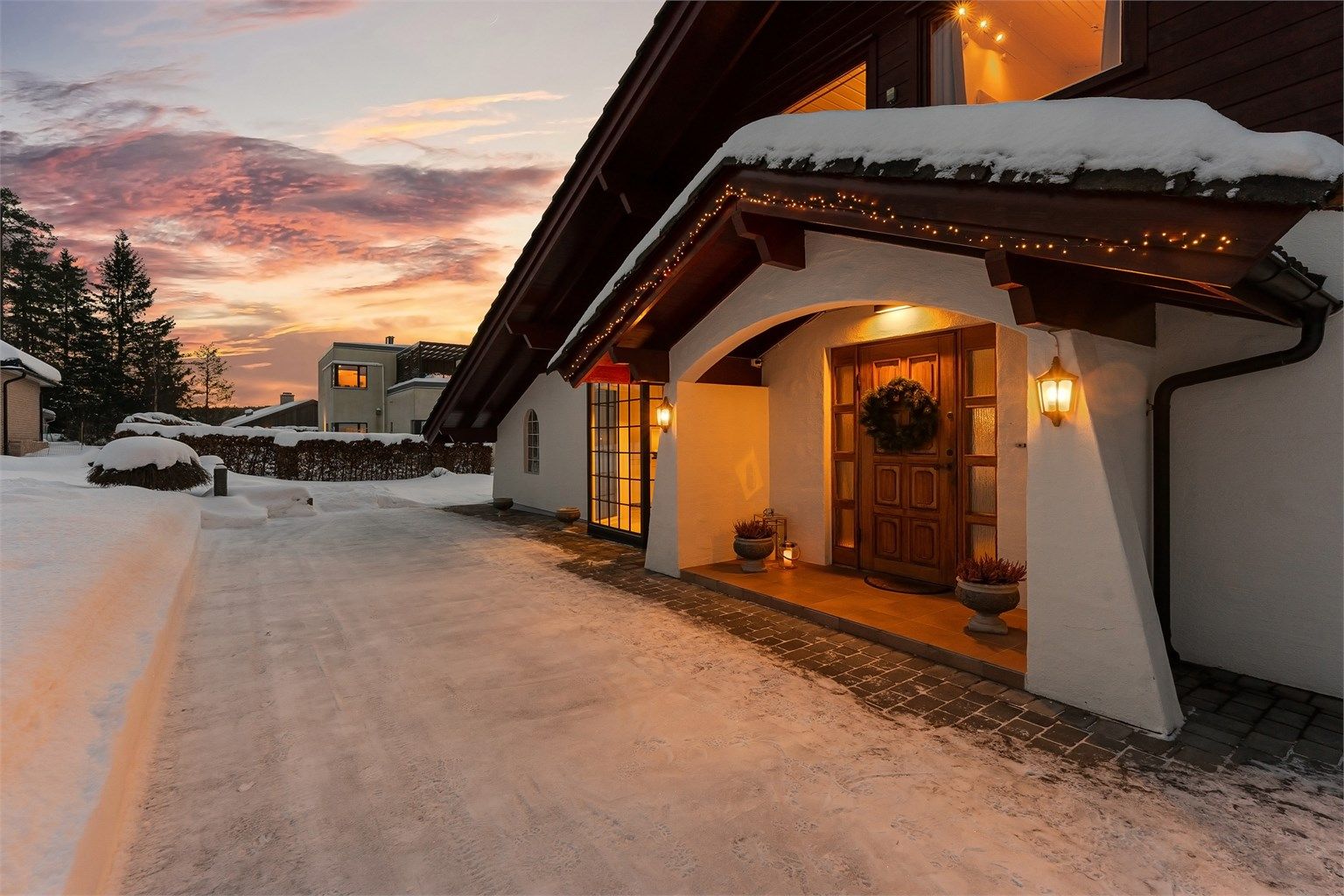 Eiendommen har en innbydende og velholdt fasade.