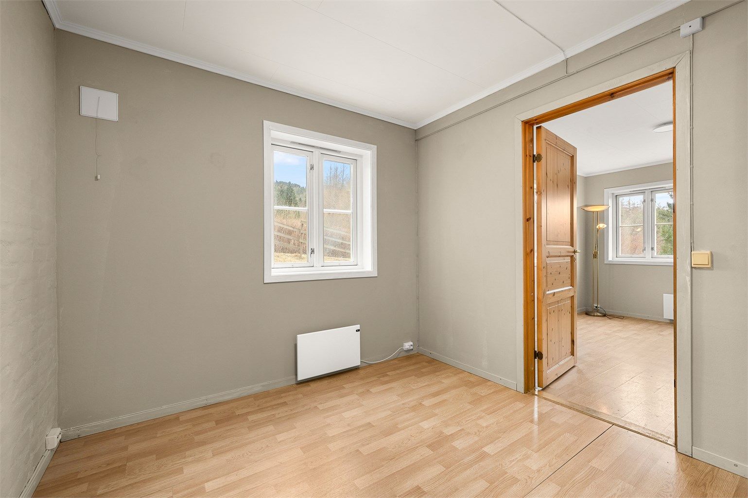 Lyst soverom på 8,5 kvm i utleiedelen med plass til seng, nattbord og garderobeskap. 