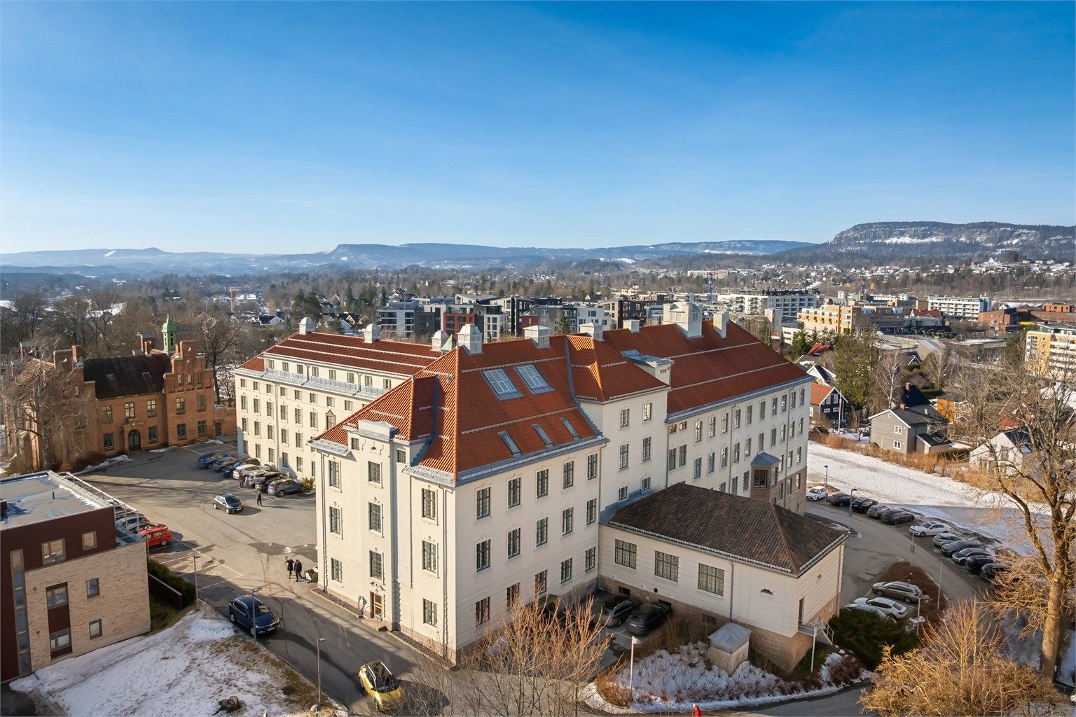 Beliggenheten er både sentral og tilbaketrukket, med gangavstand til Bekkestua sentrum.