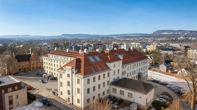 Beliggenheten er både sentral og tilbaketrukket, med gangavstand til Bekkestua sentrum.