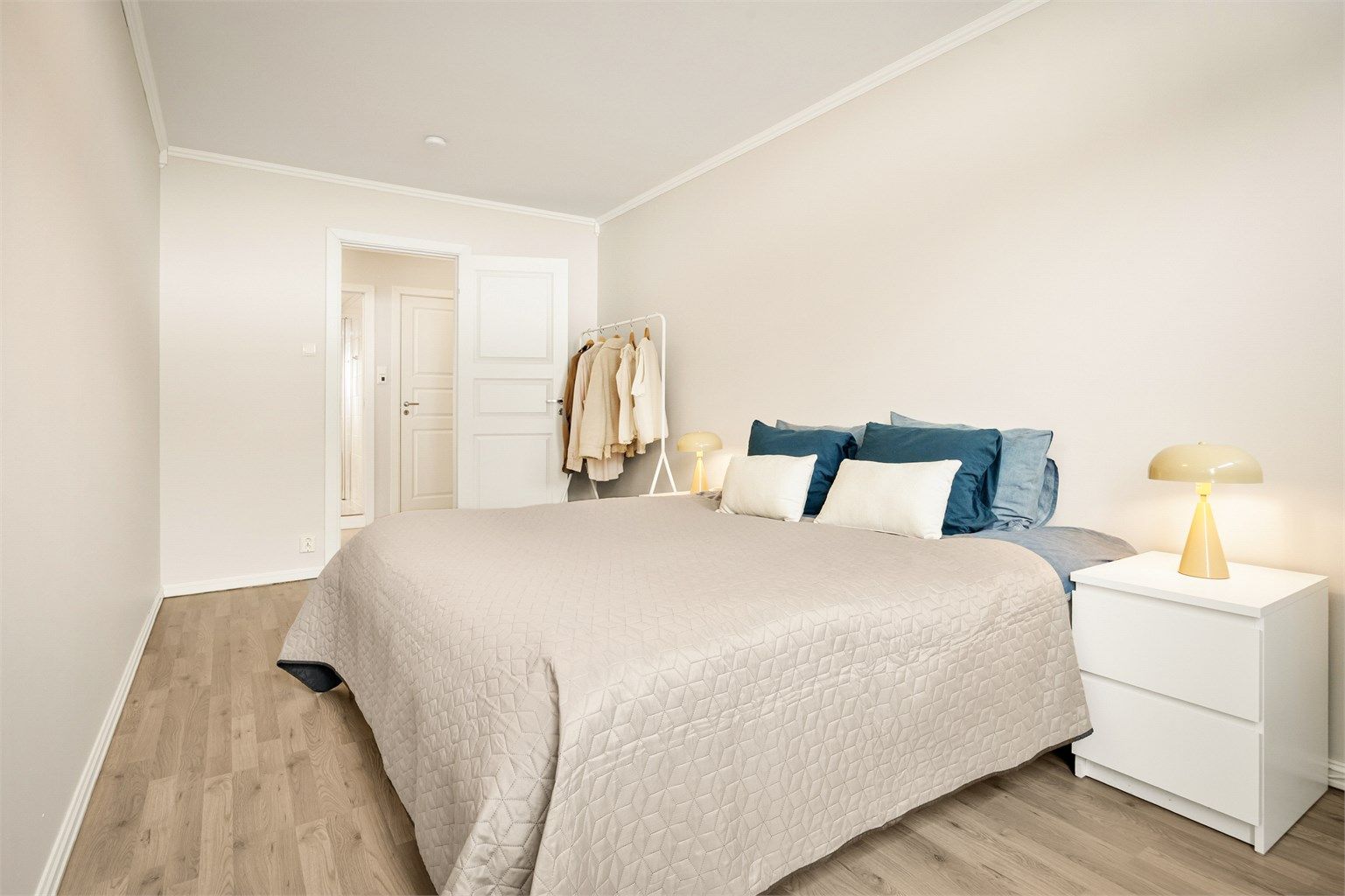 Innerdører og karmer til soverom, bad og bod ble skiftet i perioden 2019-2020.