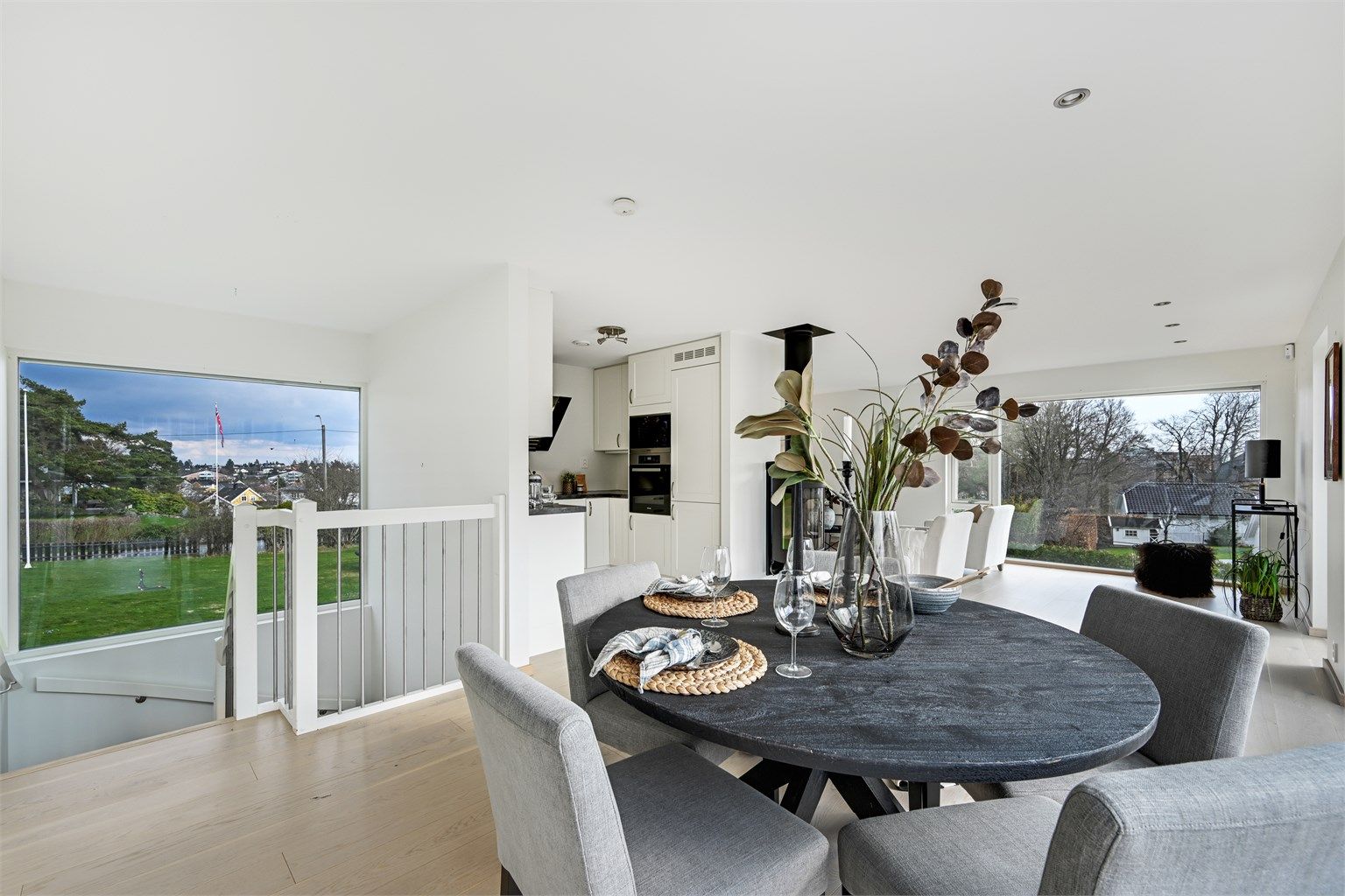 Fra spiseplassen ser man over stuen og trappeløpet, noe som gir en god romfølelse.