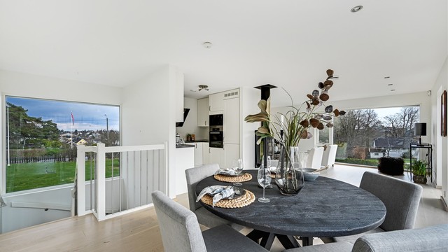 Fra spiseplassen ser man over stuen og trappeløpet, noe som gir en god romfølelse.