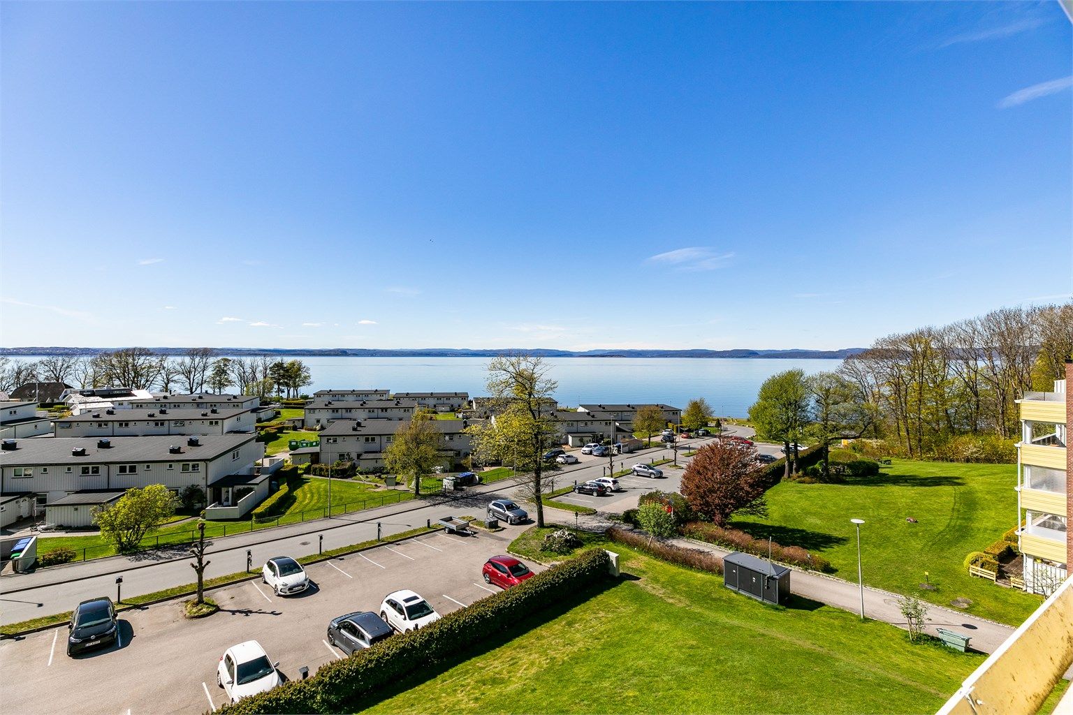 Den luftige høyden av tredje etasje sikrer vid utsikt over hustakene på Refsnes, til fjorden og de skogkledde toppene på motsatt side.