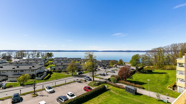 Den luftige høyden av tredje etasje sikrer vid utsikt over hustakene på Refsnes, til fjorden og de skogkledde toppene på motsatt side.