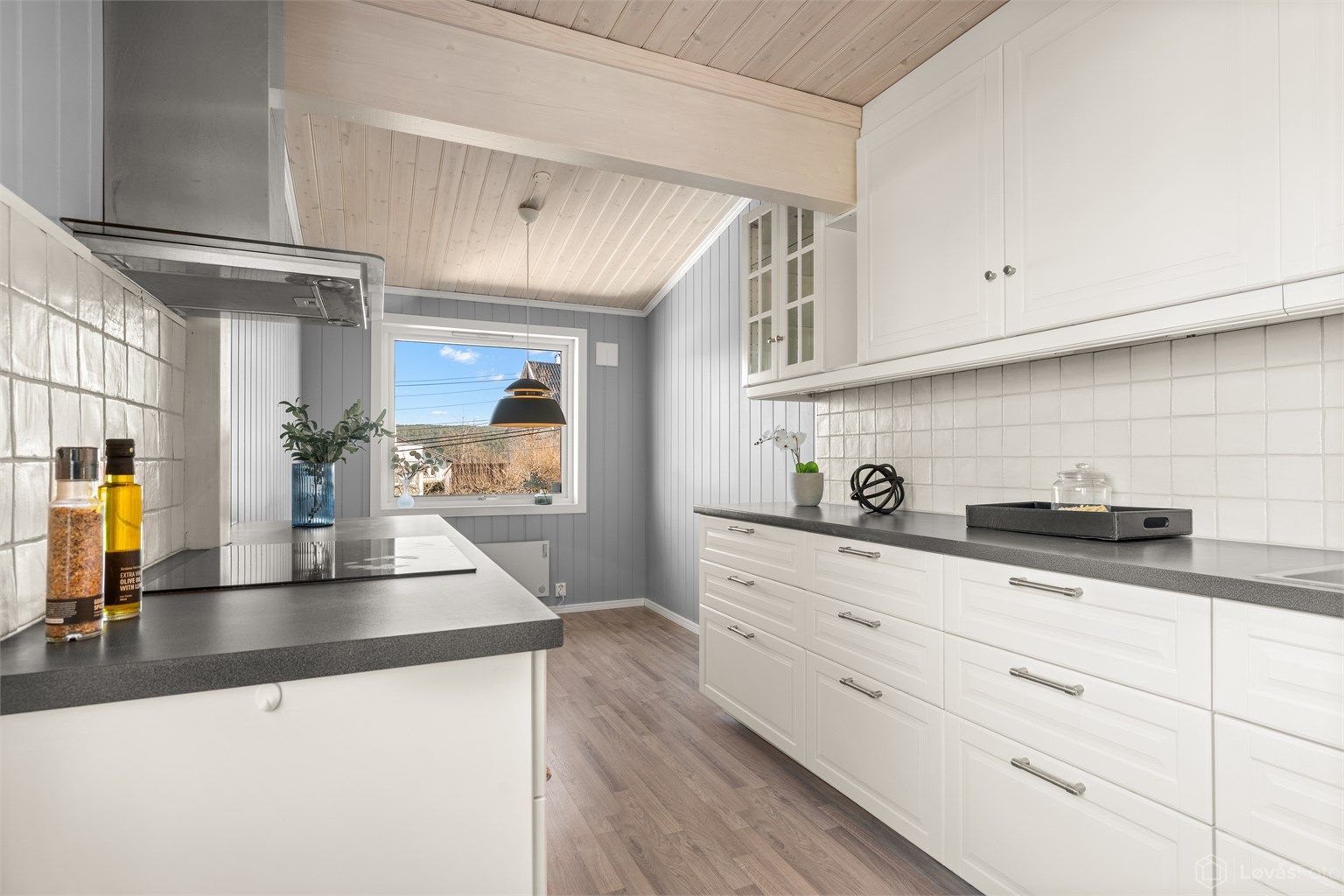 Kjøkken med god plass til spisebord