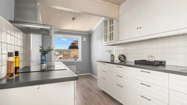 Kjøkken med god plass til spisebord
