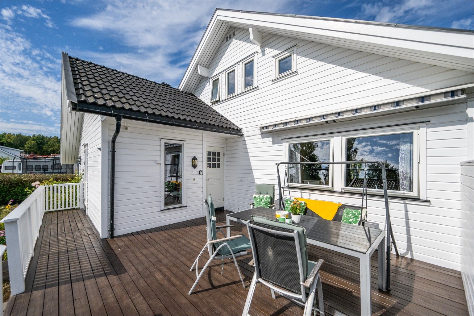Sydvendt terrasse på 24 m² ved inngangspartiet, med god plass til utemøbler.