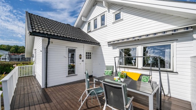 Sydvendt terrasse på 24 m² ved inngangspartiet, med god plass til utemøbler.