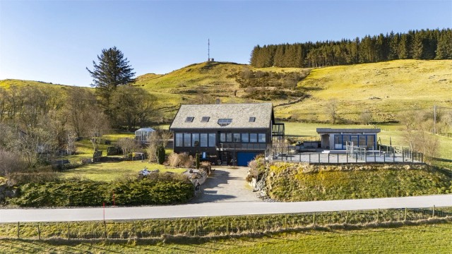 Velkommen til Sørbøveien 258! En innholdsrik enebolig fra 2016 med stor luftig tomt og integrert garasje.
Foto: Marianne Lyse.