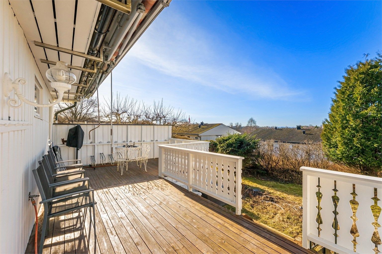 Fra spisestuen/kjøkkenet er det utgang til en herlig terrasse