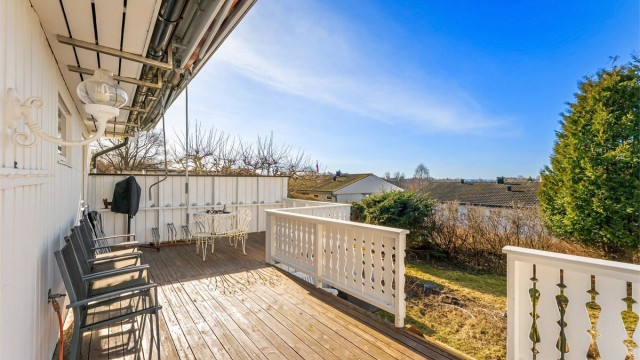 Fra spisestuen/kjøkkenet er det utgang til en herlig terrasse
